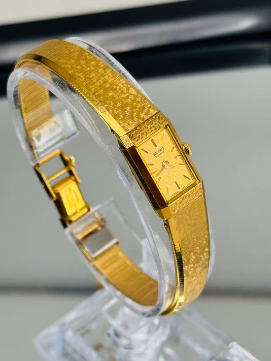 Vintage Seiko Quartz Gold Tone Women’s Watch Textured Dial New Battery Runs main image 6